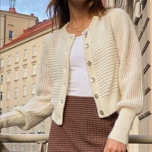 Aritzia alessia cardigan in cream size medium, excellent condition, no flaws